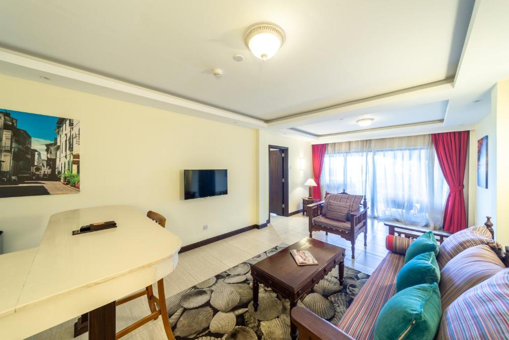 TV a/nebo společenská místnost v ubytování PrideInn Paradise Beach Resort & Spa Mombasa