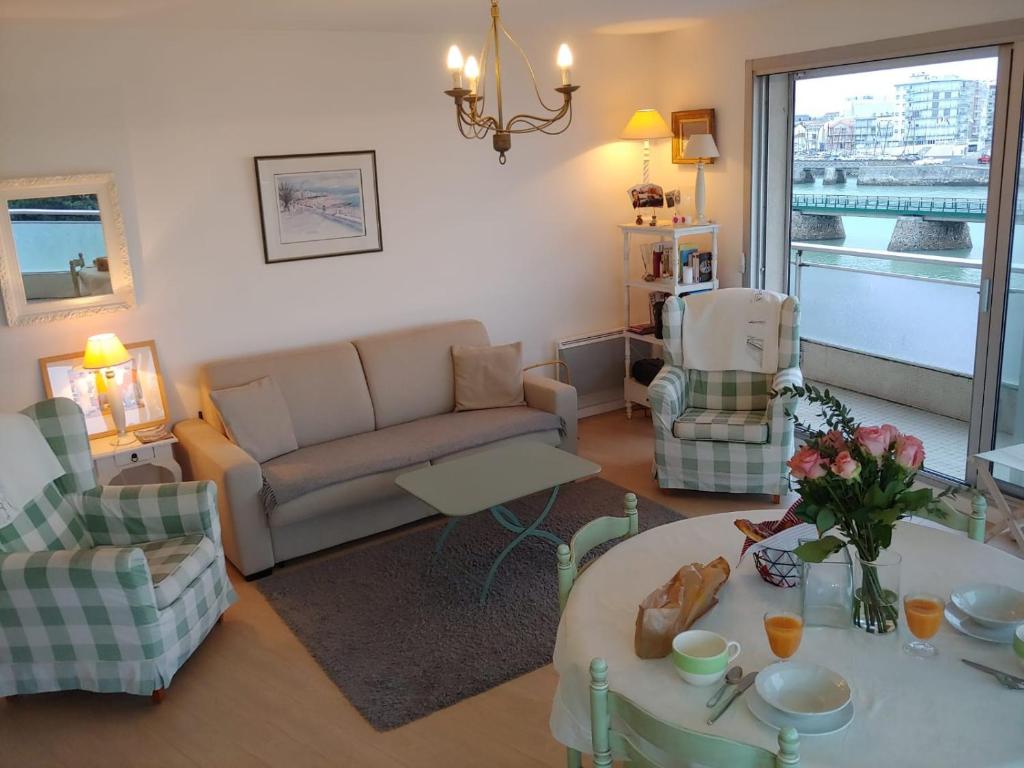 un salon avec un canapé et une table dans l'établissement Brise Lame, à Les Sables-dʼOlonne