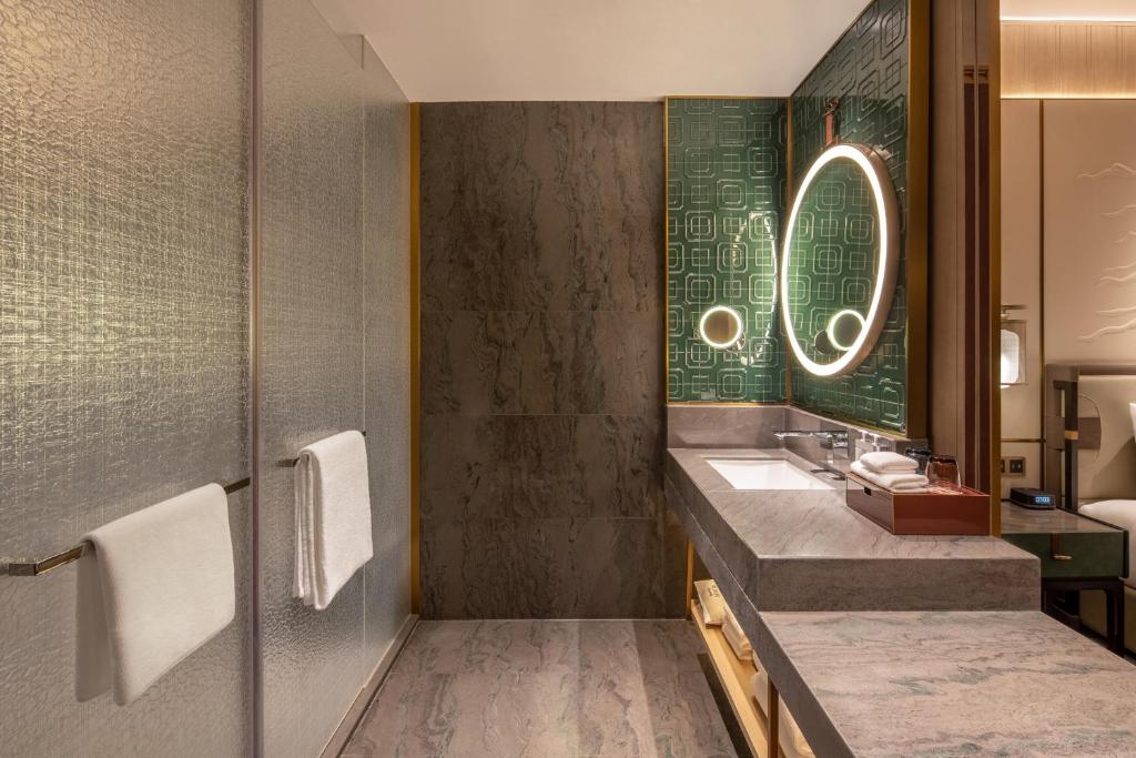 HUALUXE Hotels and Resorts Qingdao Licang - Стандартная комната короля