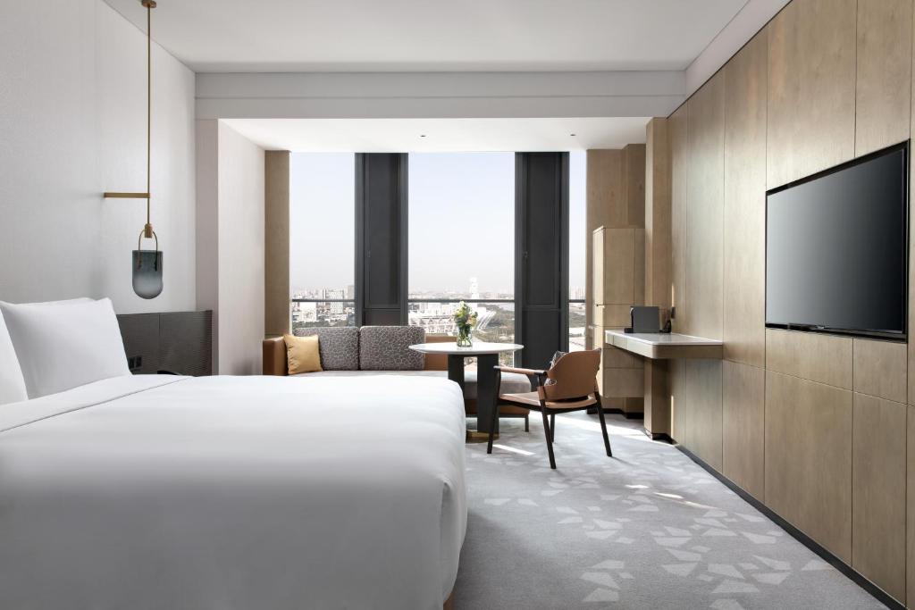 Postel nebo postele na pokoji v ubytování InterContinental Foshan DongPing