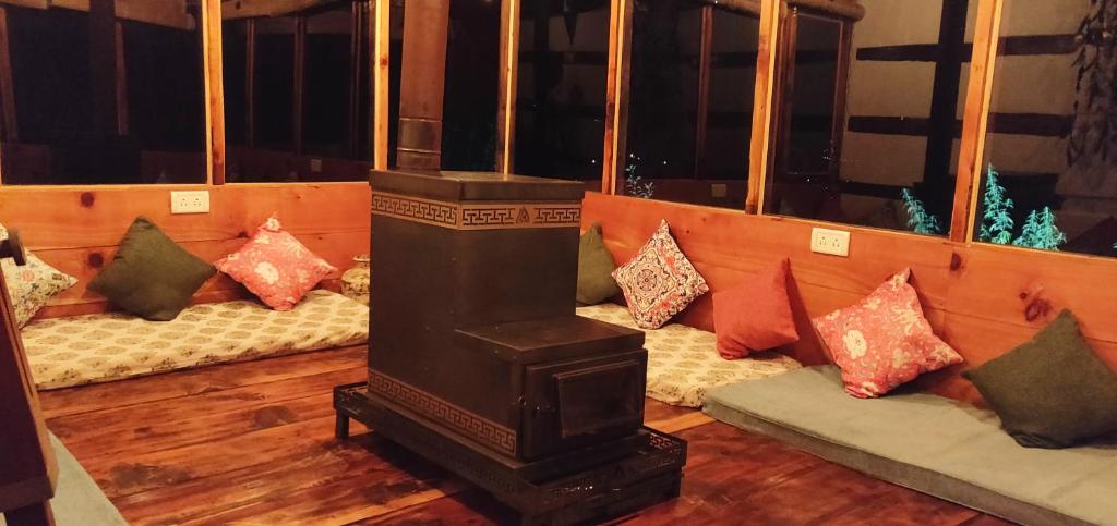 Posezení v ubytování Parvatis Lap Luxury Hostel & Camps
