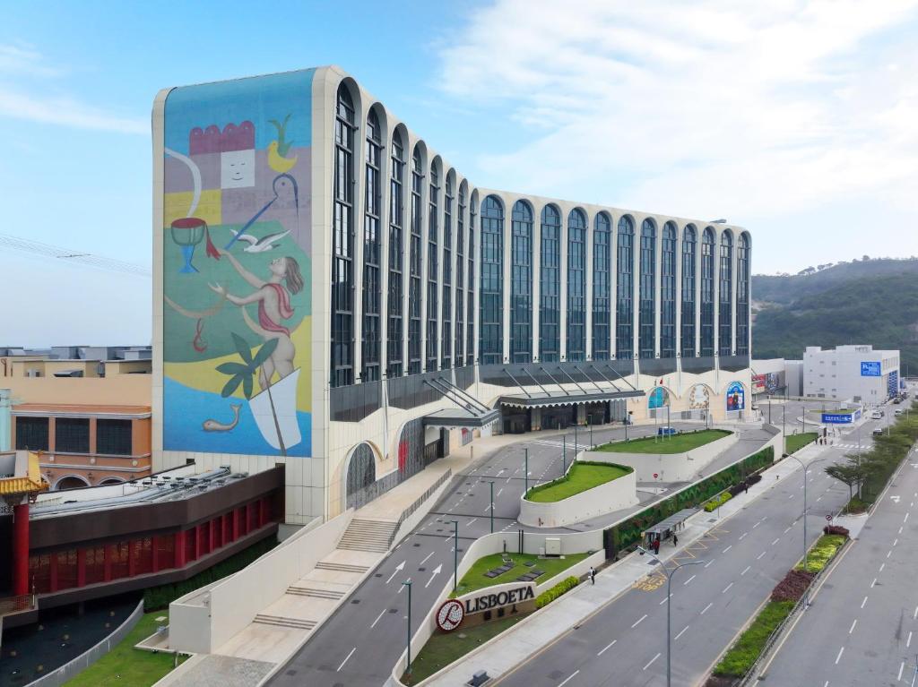 un grande edificio con un dipinto sul lato di Lisboeta Macau a Macao