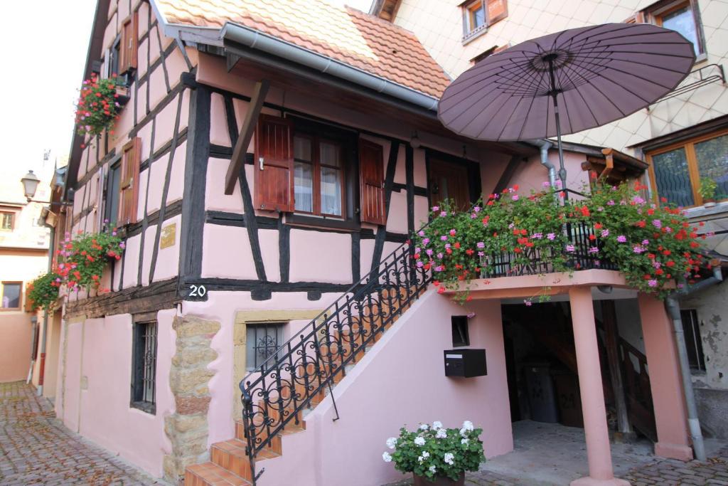 ロウファッハにあるIdéal séjour Alsace ! proche Colmar, gîte Libertéの階段傘付きの建物