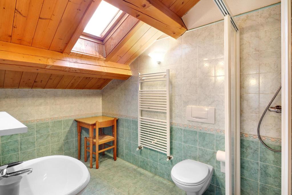 A bathroom at Appartamento Cima Fopel