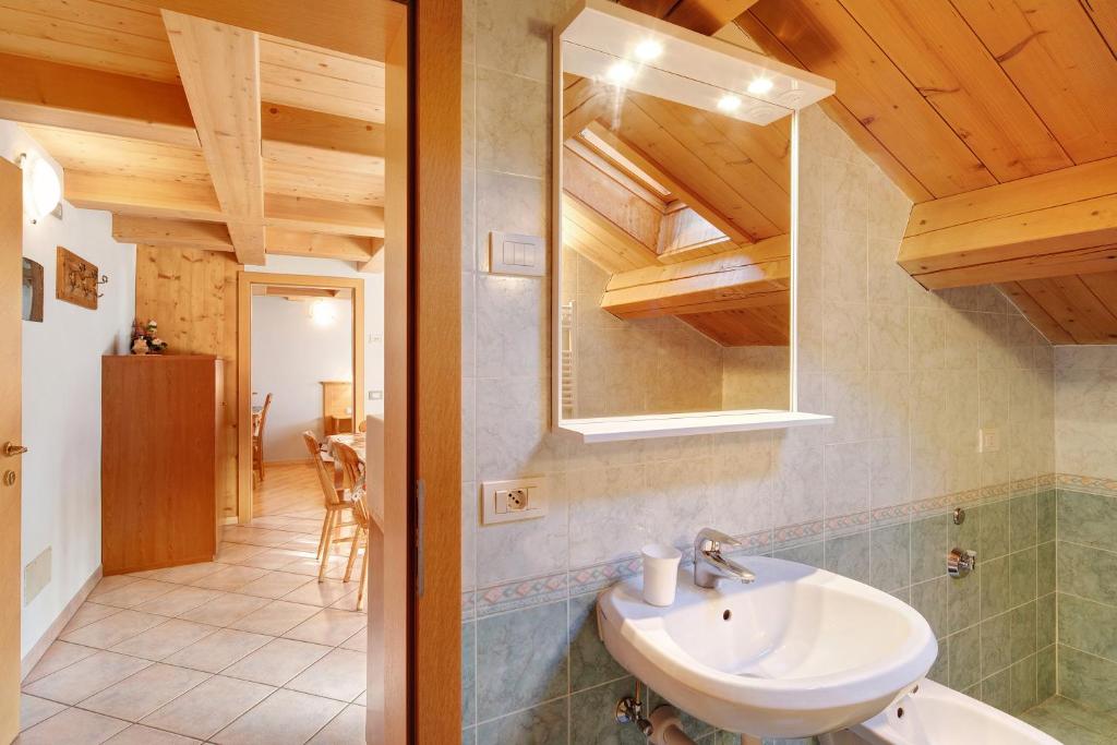 A bathroom at Appartamento Cima Fopel