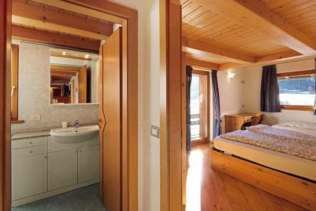 A bed or beds in a room at Appartamento Cima Fopel