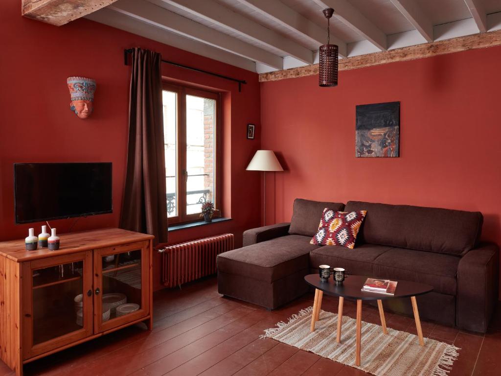 Télévision ou salle de divertissement dans l'établissement La Petite Histoire gîtes-appartements