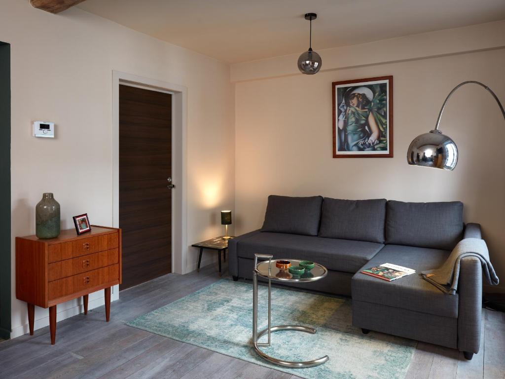 Coin salon dans l'établissement La Petite Histoire gîtes-appartements