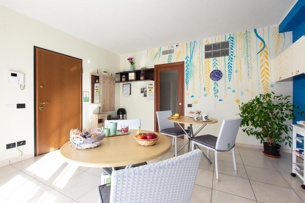 - une cuisine avec une table et des chaises dans la chambre dans l'établissement Ogliastra Apartment Rooms, à Cagliari