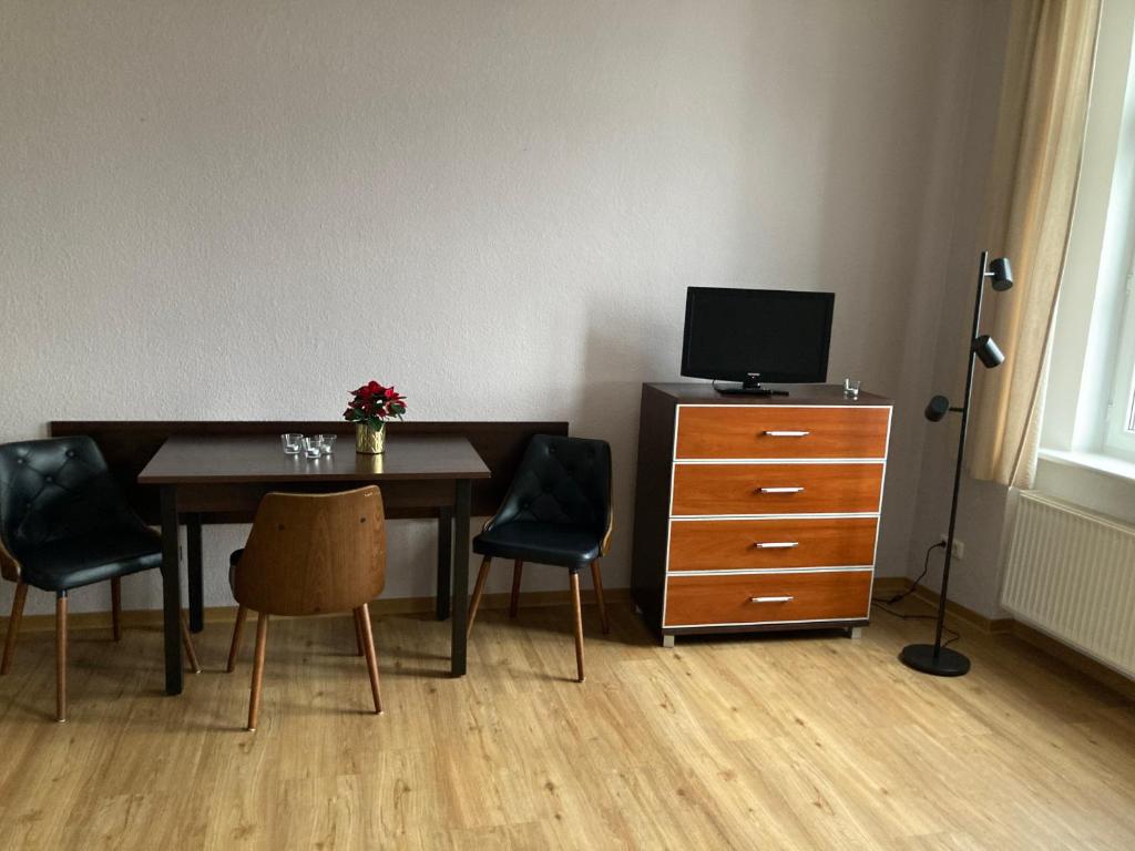 TV a/nebo společenská místnost v ubytování Studios am Hafen