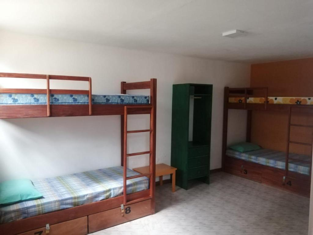 Postel nebo postele na pokoji v ubytování Surf House Hostel