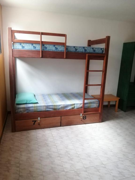 Postel nebo postele na pokoji v ubytování Surf House Hostel