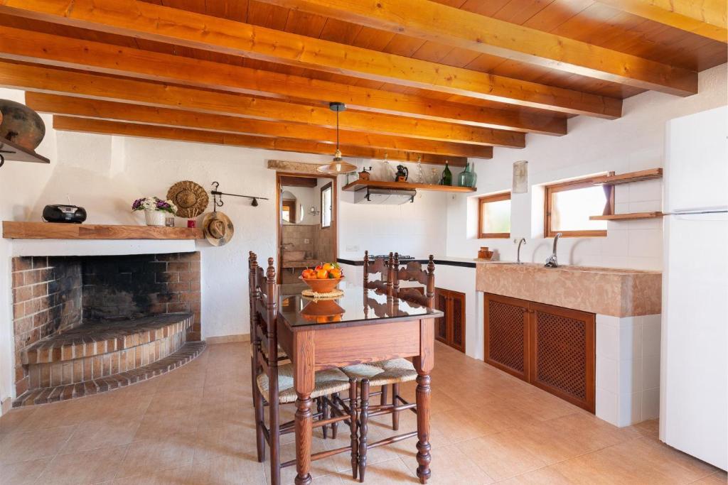 Kuchyň nebo kuchyňský kout v ubytování Sunset Finca Ses Contesas