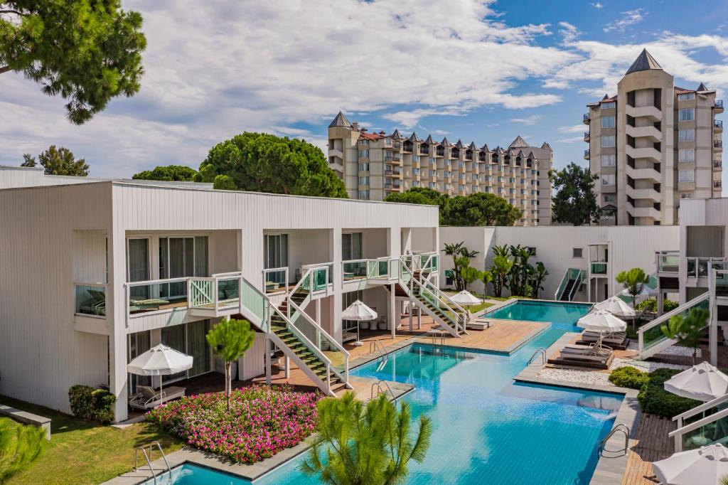 una imagen de la piscina del hotel en Papillon Zeugma Relaxury, en Belek