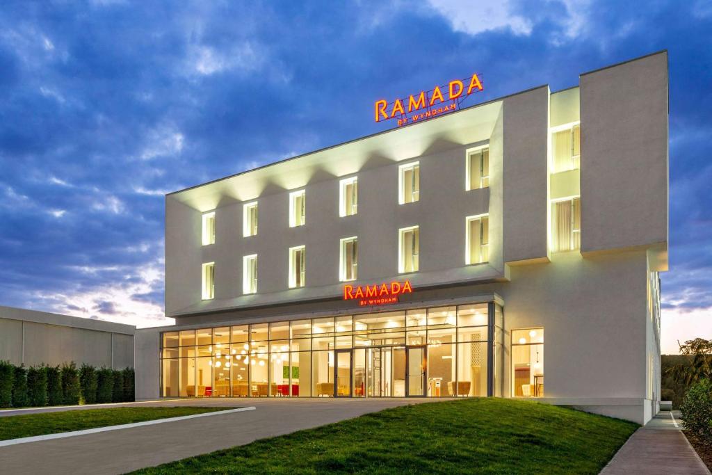 uma representação do hotel radiante em raleigh em Ramada by Wyndham Targu Jiu em Târgu Jiu