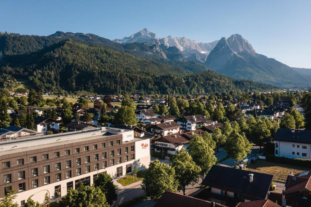 una vista aérea de una ciudad con montañas en el fondo en aja Garmisch-Partenkirchen en Garmisch-Partenkirchen