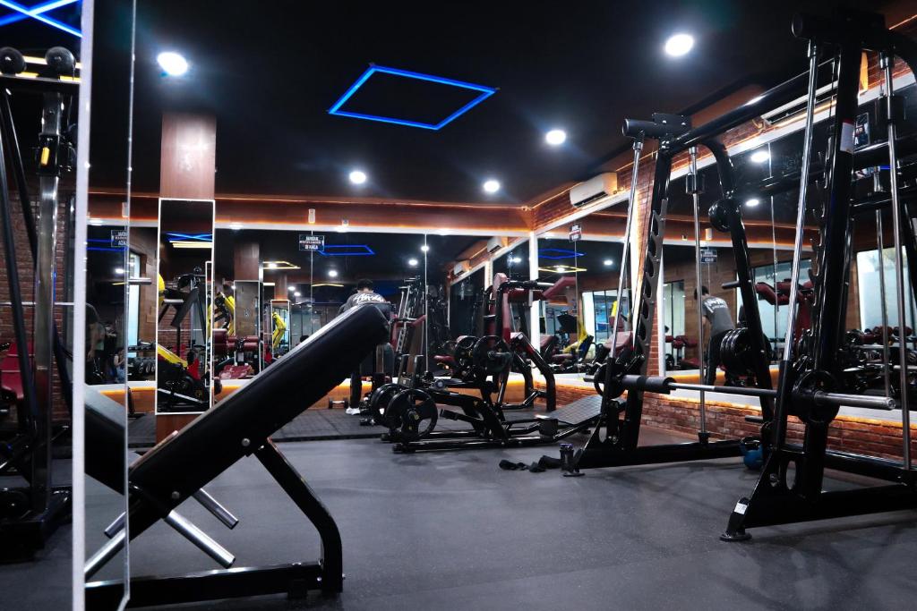Spordikeskus ja/või sportimisvõimalused majutusasutuses Helios Hotel Malang