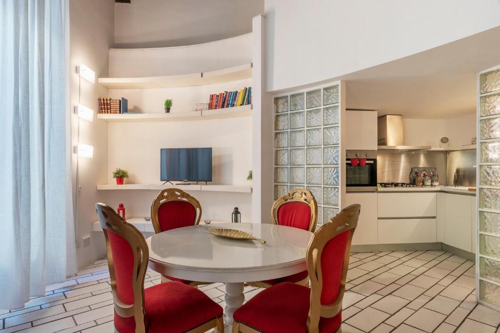 eine Küche und ein Esszimmer mit einem Tisch und Stühlen in der Unterkunft Navona Pretty Home in Rom