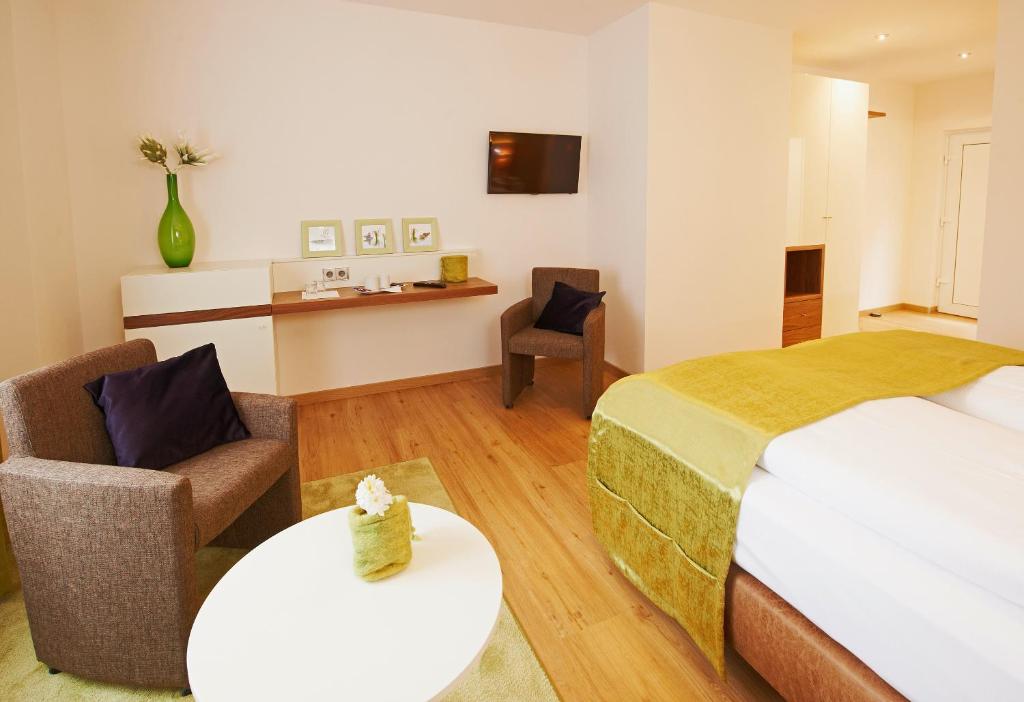 A bed or beds in a room at Hotel Nordwind