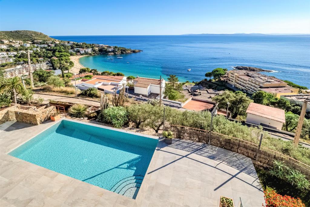 una piscina con vistas al océano en Villa Velazquez Canyelles Almadrava - Immo Barneda, en Roses