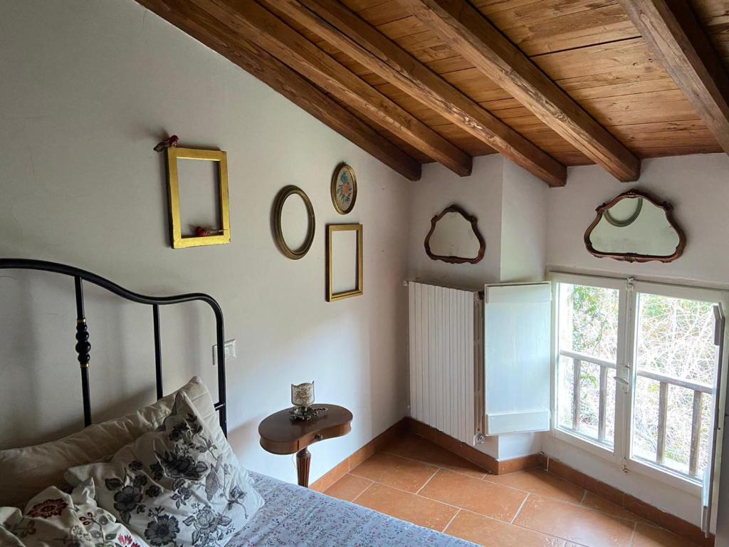 Schlafzimmer mit einem Bett und einem Fenster in der Unterkunft Appartamento con cortile privato e splendida vista in Viterbo