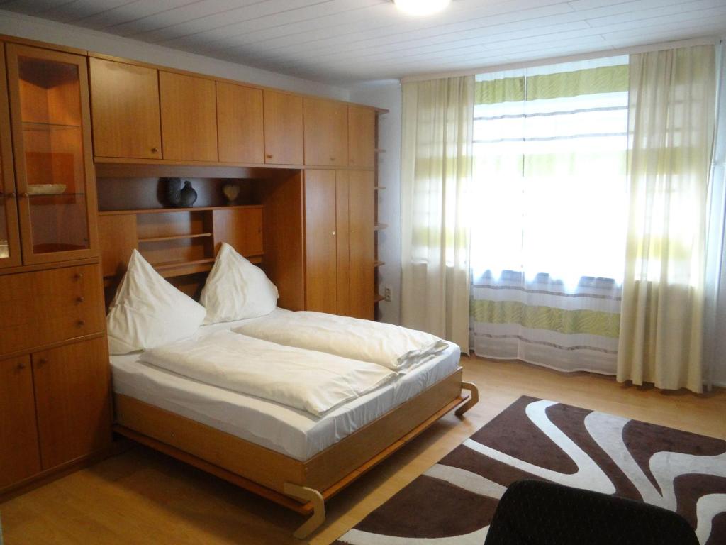 um quarto com uma cama e uma grande janela em Apart-EG-01 em Darmstadt
