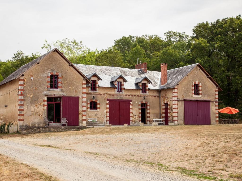 ein altes Backsteinhaus mit roten Türen auf einer unbefestigten Straße in der Unterkunft Gîte Arthon, 5 pièces, 8 personnes - FR-1-591-49 in Arthon