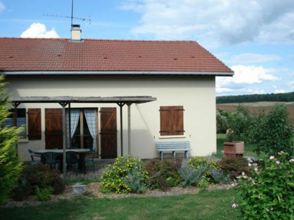 a small white house with a table and a bench at Gîte Sionviller, 3 pièces, 4 personnes - FR-1-584-38 