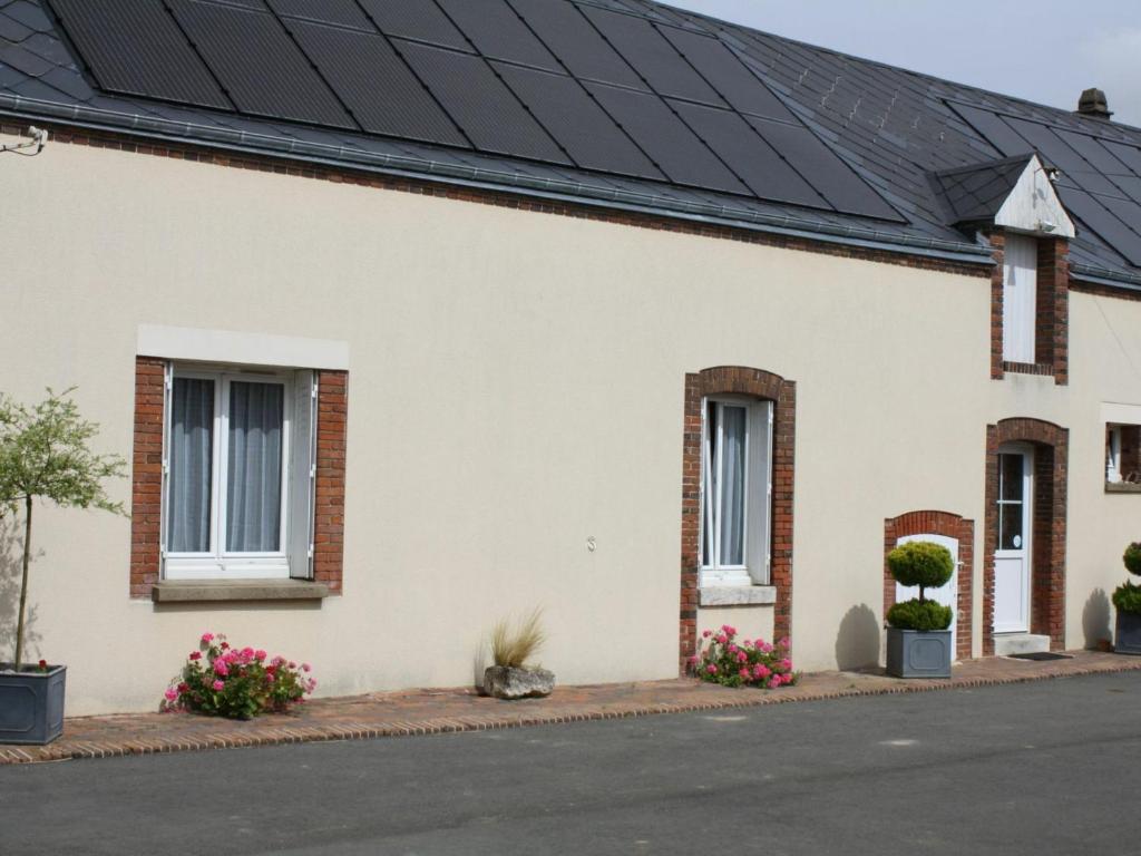 的住宿－Gîte Pré-Saint-Évroult, 3 pièces, 5 personnes - FR-1-581-3，黑色屋顶的白色房子