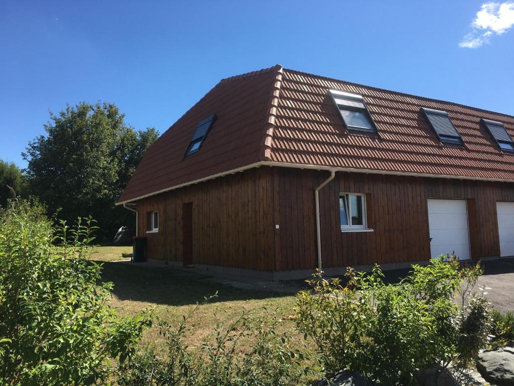 una grande casa in legno con garage di Gîte Champenoux, 3 pièces, 5 personnes - FR-1-584-103 a Champenoux