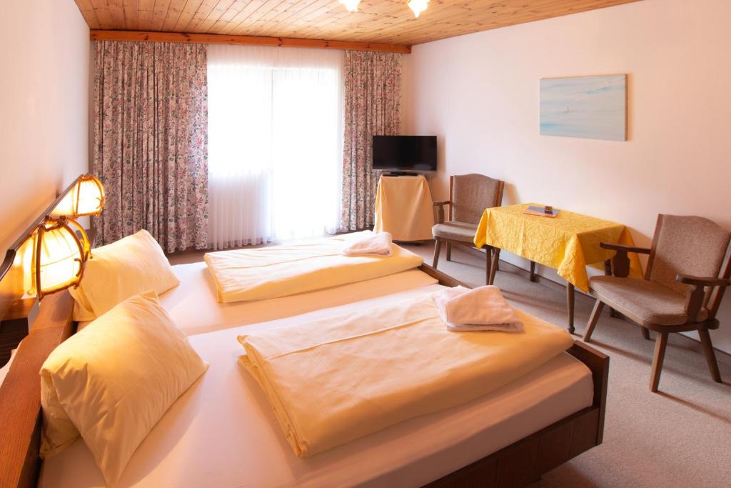Postel nebo postele na pokoji v ubytování Sporthotel Flachauwinkl