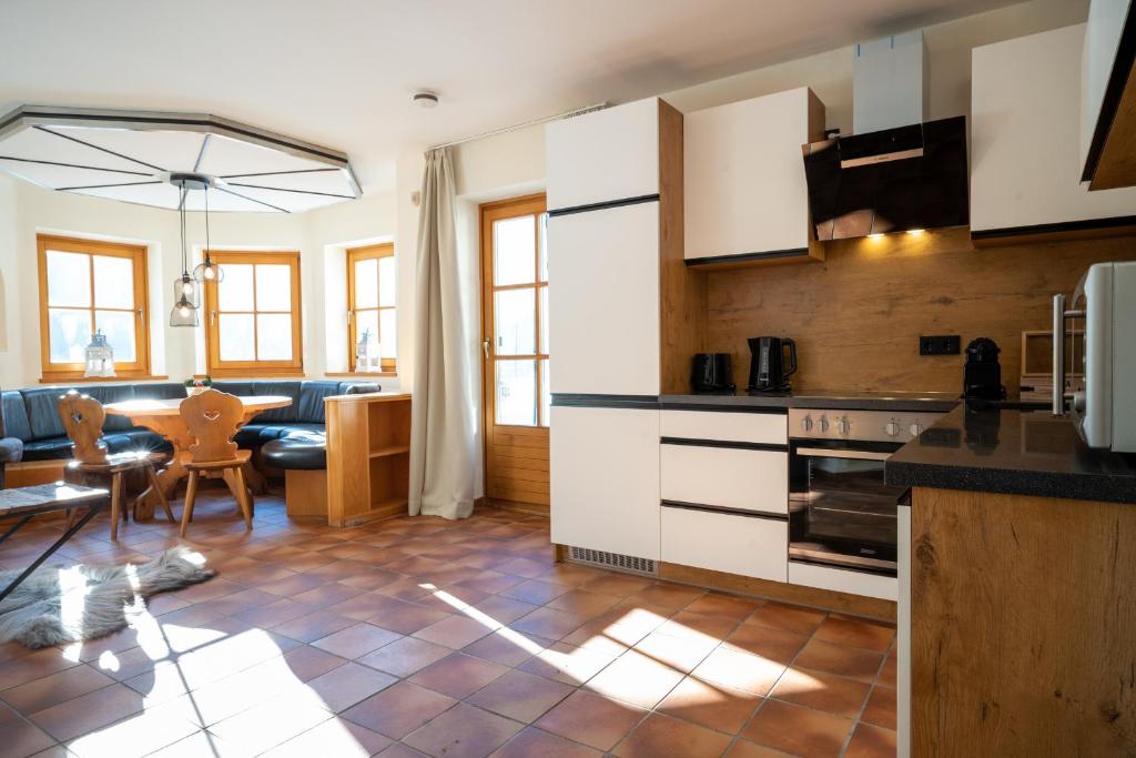 Kuchyň nebo kuchyňský kout v ubytování Landhaus Lodges Kaprun by we rent