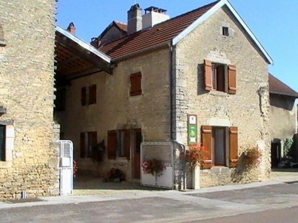 un gran edificio de piedra con en Gîte Aubepierre-sur-Aube, 3 pièces, 5 personnes - FR-1-611-52, 