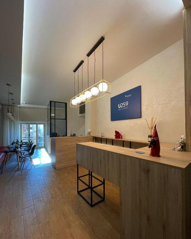 una grande stanza con cucina e sala da pranzo di U259 B&b a Napoli