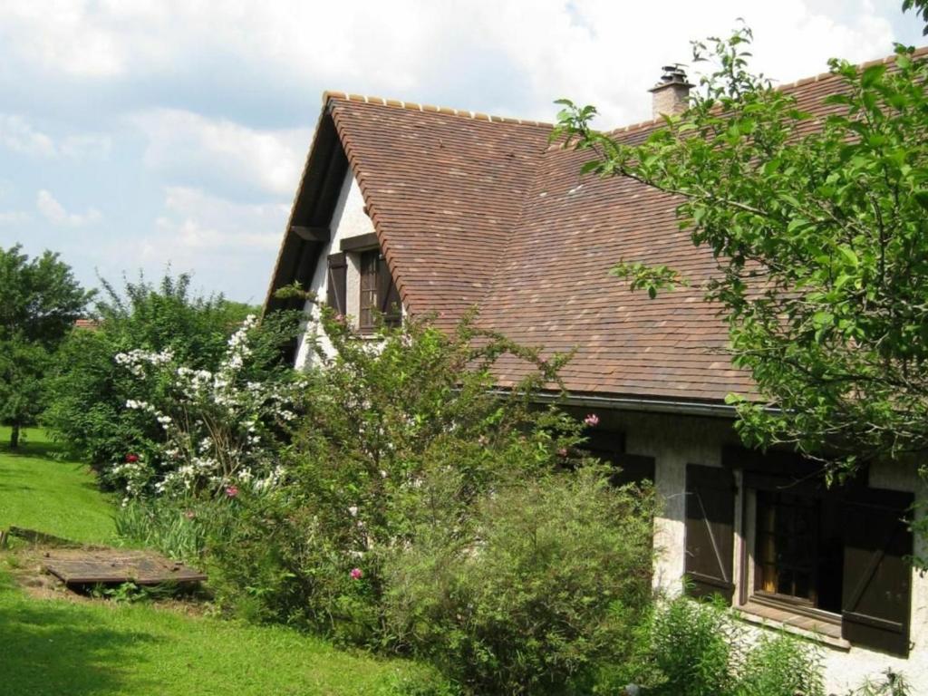 a house with a shingled roof at Gîte Thélod, 3 pièces, 5 personnes - FR-1-584-100 