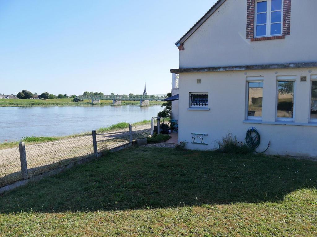 Casa blanca con vistas al río en Gîte Saint-Père-sur-Loire, 2 pièces, 4 personnes - FR-1-590-178, en Saint-Père-sur-Loire