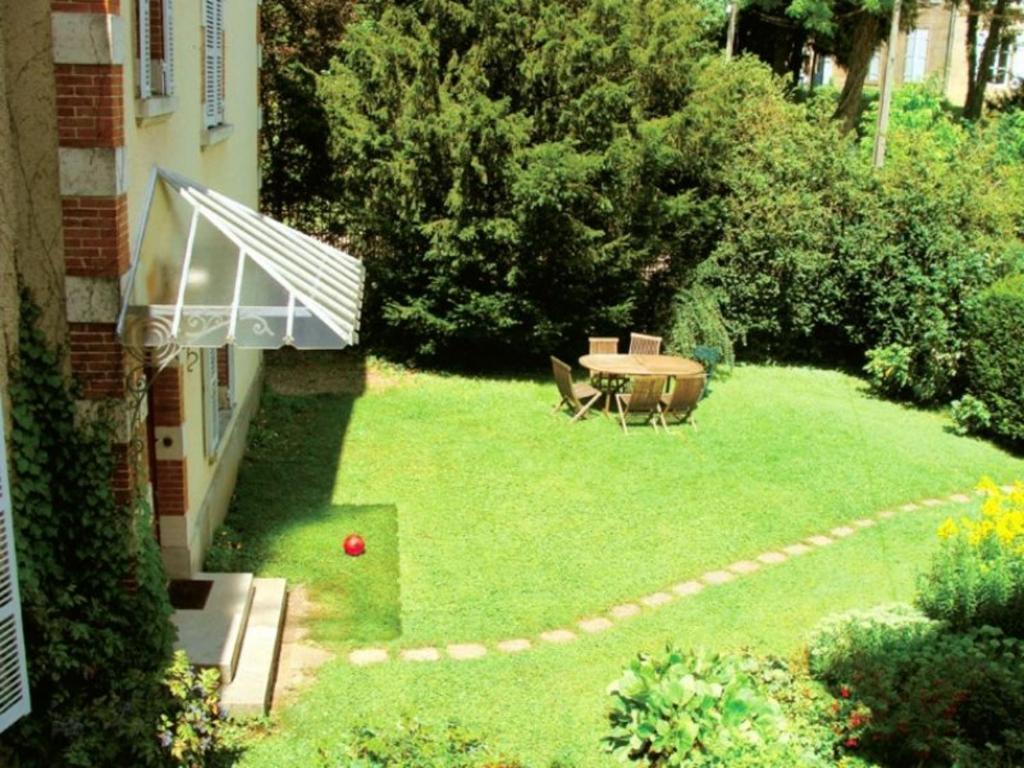mały ogród ze stołem i kulą na trawie w obiekcie Gîte Anrosey, 4 pièces, 8 personnes - FR-1-611-11 w mieście Anrosey
