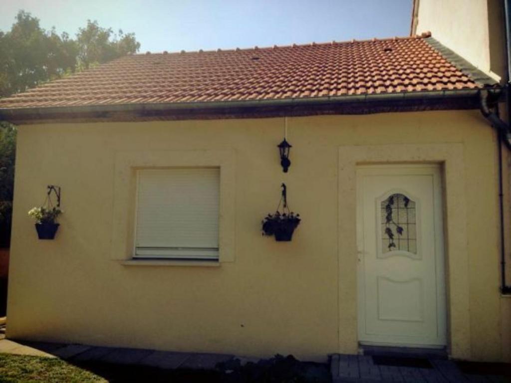 Gîte Étain, 2 pièces, 2 personnes - FR-1-585-3 في Étain: بيت ابيض وفيه نافذتين وباب