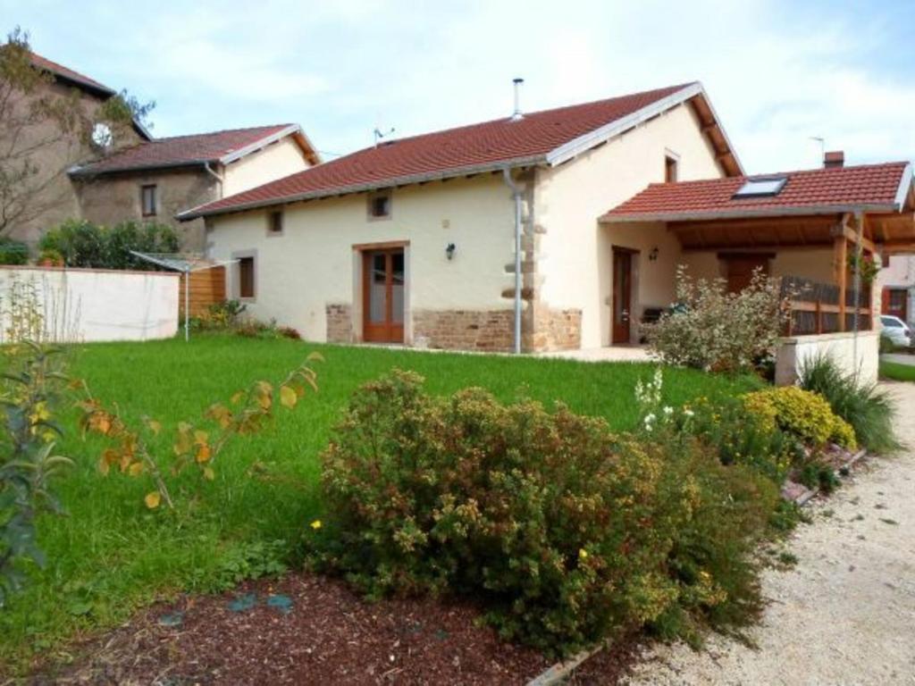 een huis met een tuin met groen gras bij Gîte Harsault, 5 pièces, 9 personnes - FR-1-589-79 in Bains-les-Bains