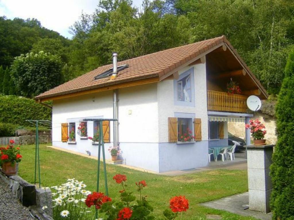 een klein wit huis met een klok in de tuin bij Gîte Ferdrupt, 3 pièces, 6 personnes - FR-1-589-146 in Ferdrupt