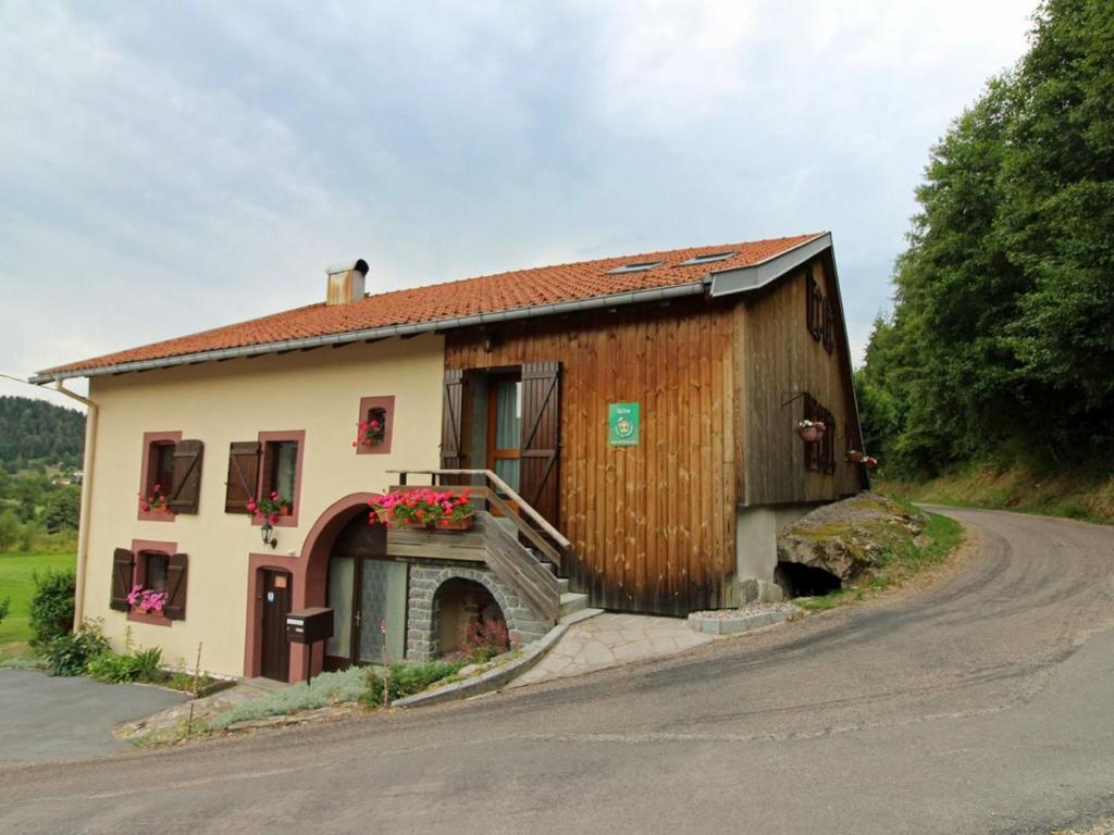 un pequeño edificio con una escalera junto a una carretera en Gîte Liézey, 2 pièces, 2 personnes - FR-1-589-211, en Liézey