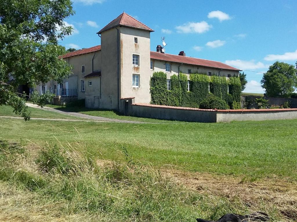 ein großes Gebäude mit einem Grasfeld davor in der Unterkunft Gîte Germonville, 4 pièces, 6 personnes - FR-1-584-167 in Germonville