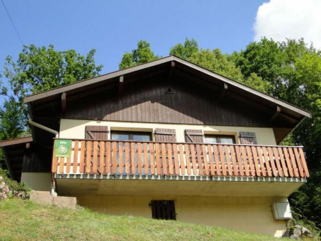 ein Haus mit einer Terrasse auf einem Hügel in der Unterkunft Gîte Rochesson, 3 pièces, 3 personnes - FR-1-589-235 in Rochesson