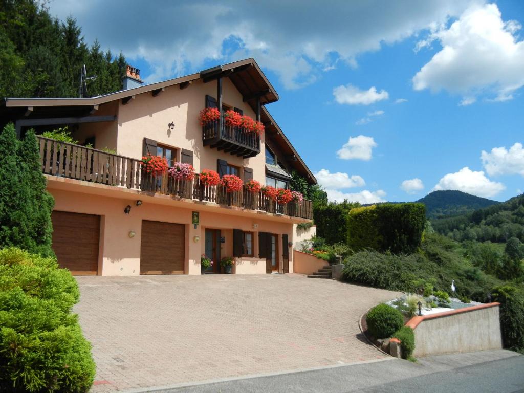 uma casa com caixas de flores na varanda em Gîte Wisembach, 1 pièce, 2 personnes - FR-1-589-236 em Wisembach