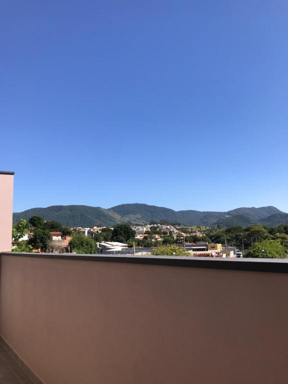 vistas a las montañas desde el techo de un edificio en Quiosque 2 en Joanópolis