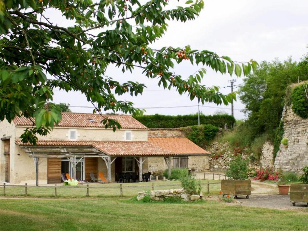 Gîte Foussais-Payré, 5 pièces, 8 personnes - FR-1-426-170 في Payré-sur-Vendée: منزل حجري قديم وبجدار حجري واشجار