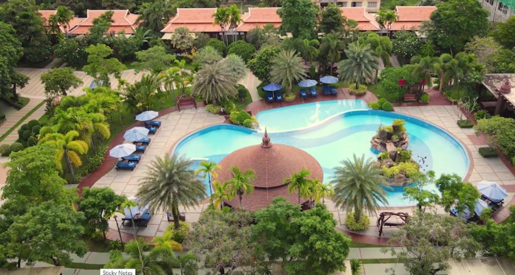 Bazén v ubytování Try Palace Resort Kep nebo v jeho okolí