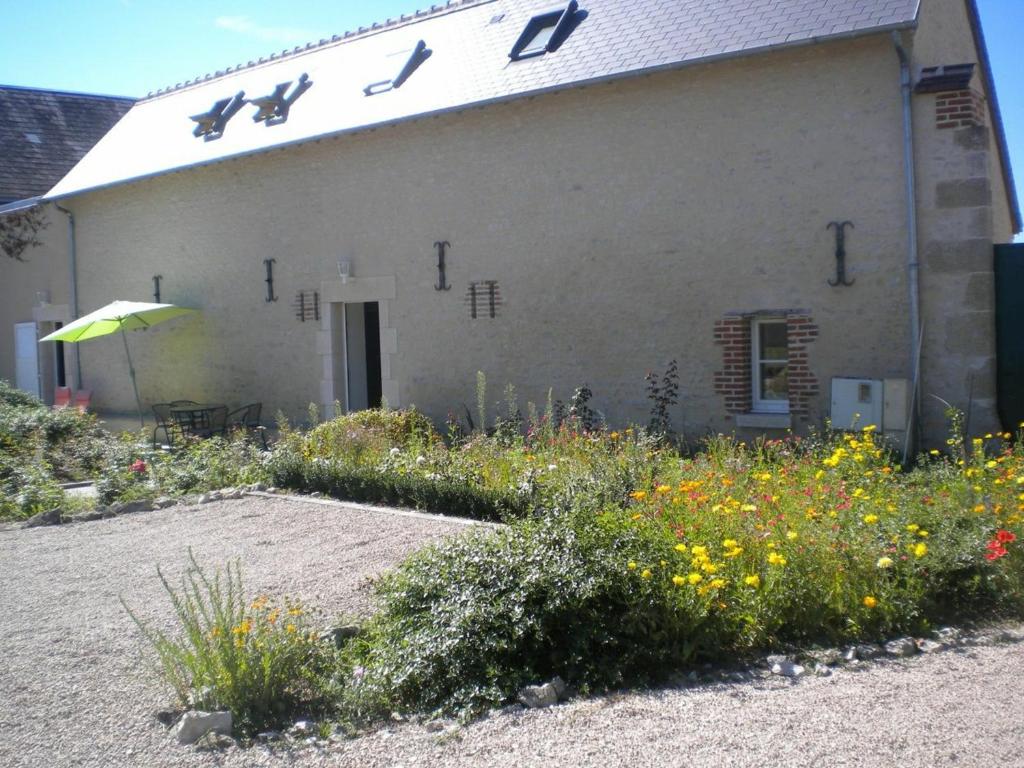 Ein Gebäude mit einem Blumenstrauß davor. in der Unterkunft Gîte Vennecy, 4 pièces, 6 personnes - FR-1-590-181 in Vennecy