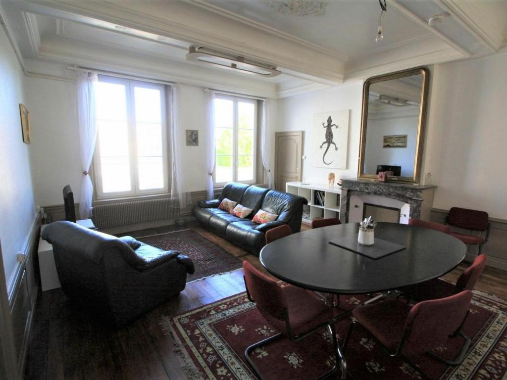ein Wohnzimmer mit einem Tisch und Stühlen in der Unterkunft Gîte Toul, 4 pièces, 7 personnes - FR-1-584-74 in Toul