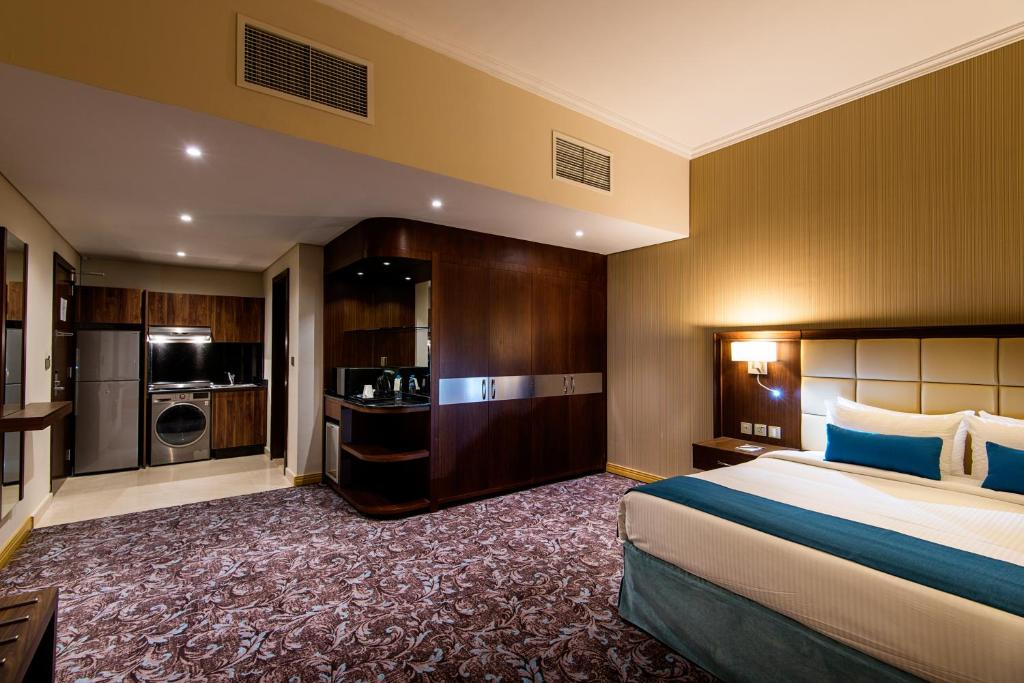 Postel nebo postele na pokoji v ubytování Golden Tulip Doha Hotel